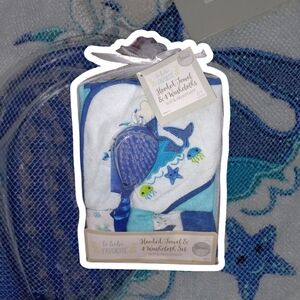 (NWT) le bebe FAVORITE Hooded Towel & Four Washcloth Set - Bonus Comb & Brush